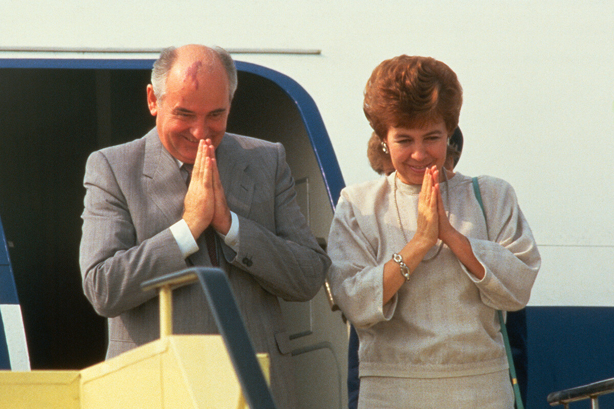 Mikhail Gorbaciov e sua moglie Raisa appena atterrati a Nuova Delhi per una visita di Stato