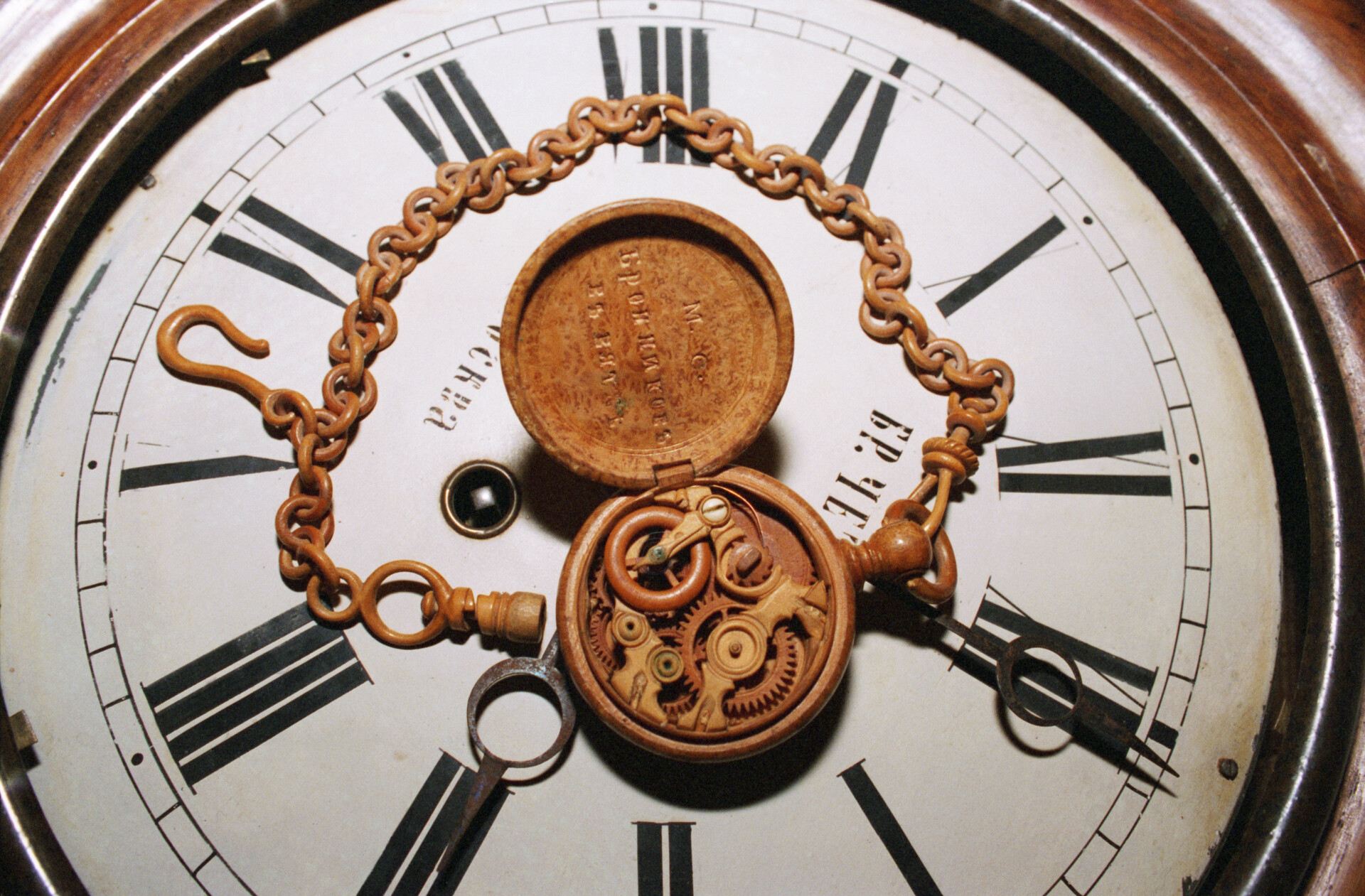 Дрвени џепни сат који је у 19. веку направио мајстор Семјон Броњиков и који је још увек у исправном стању. Експонат Историјског и завичајног музеја „Д.Г. Бурилин“ у Иванову.