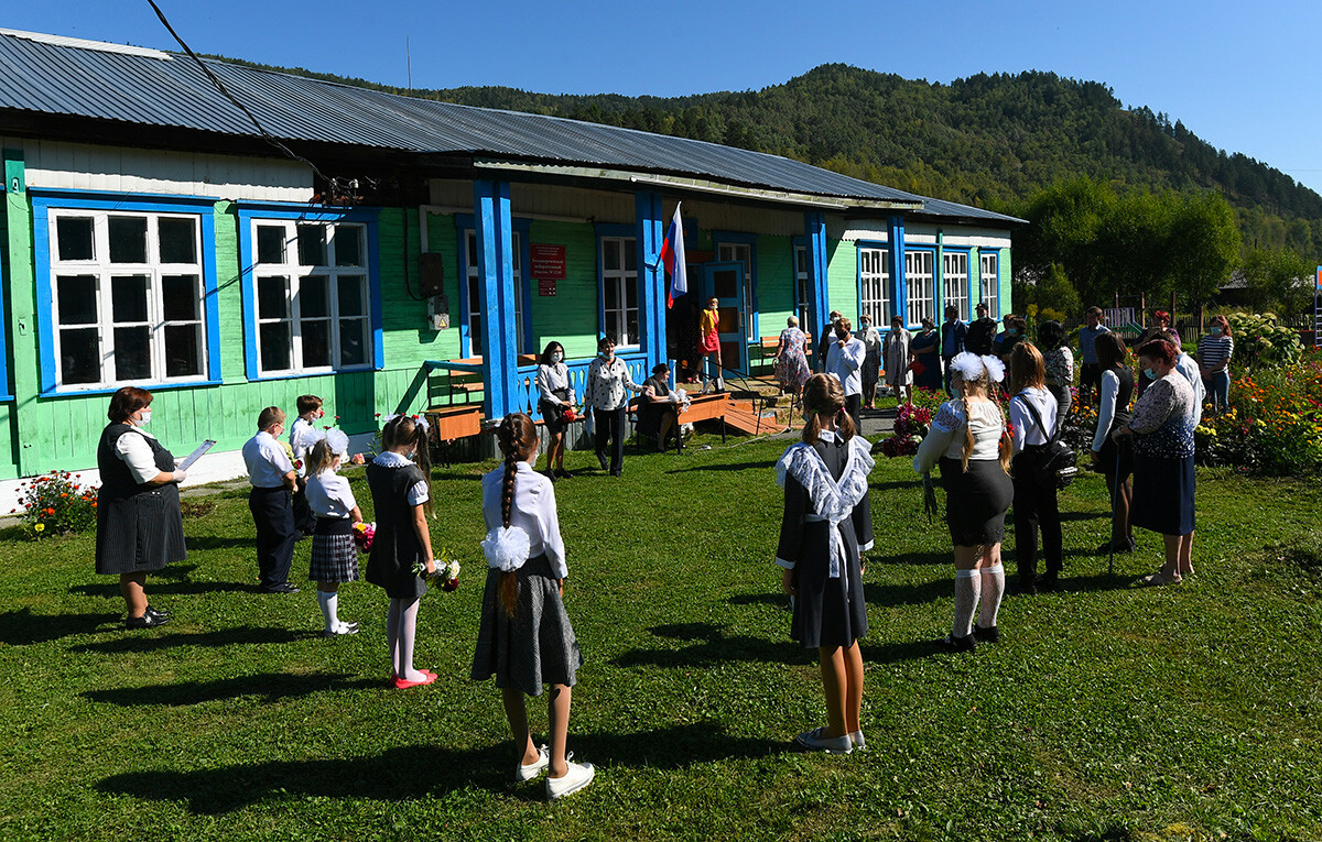 Tutti gli studenti di questa scuola riuniti nel cortile per l'inizio dell'anno scolastico 