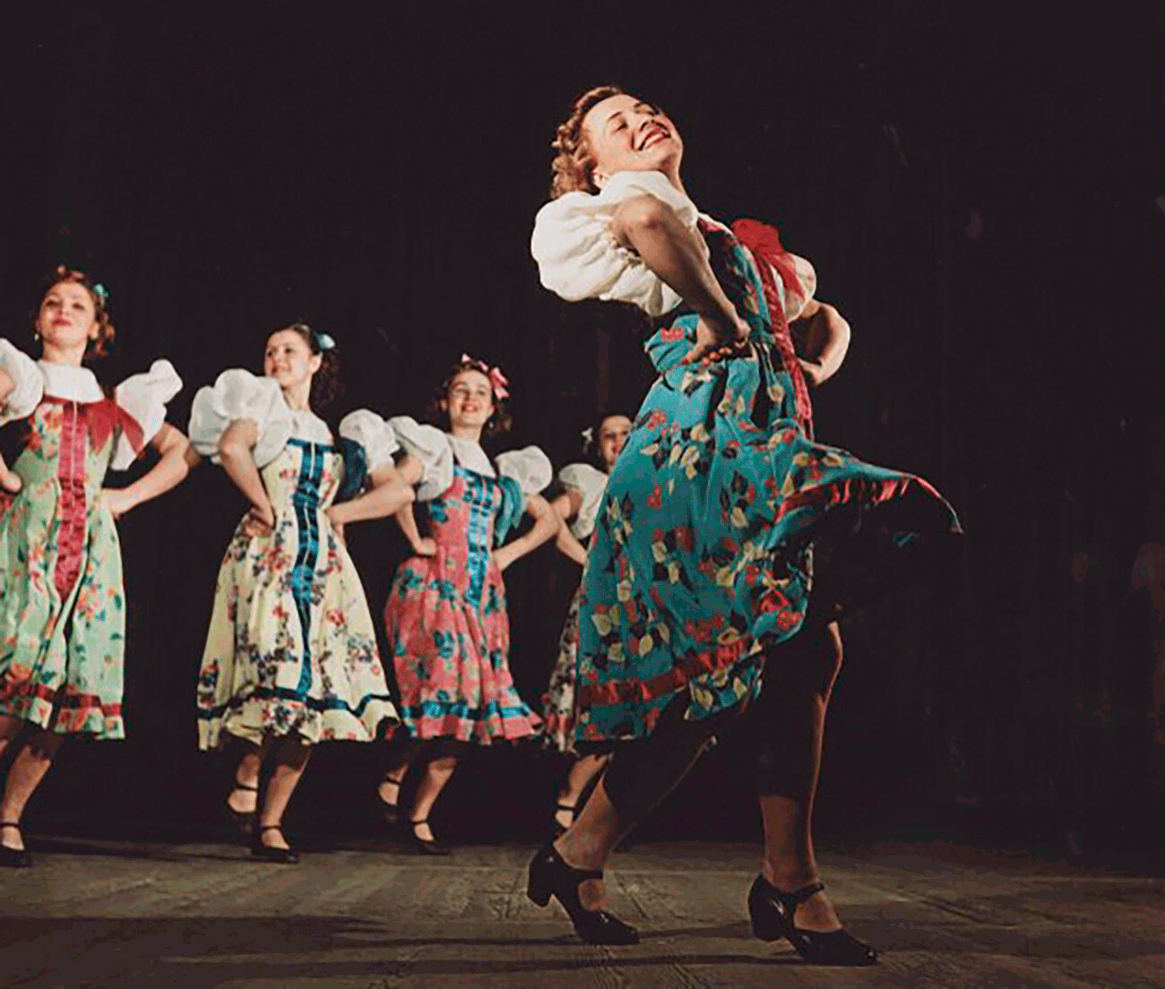 舞踊「ポリャンカ」を踊るソ連の民族舞踊アンサンブル