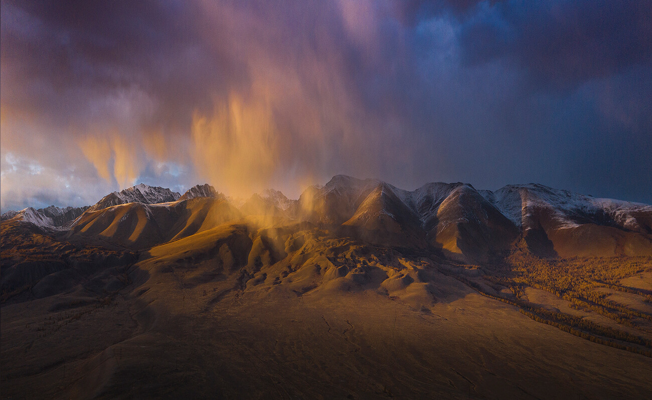 ウラジーミル・クシナリョフ－「日の出の降雪」（アルタイ山脈）