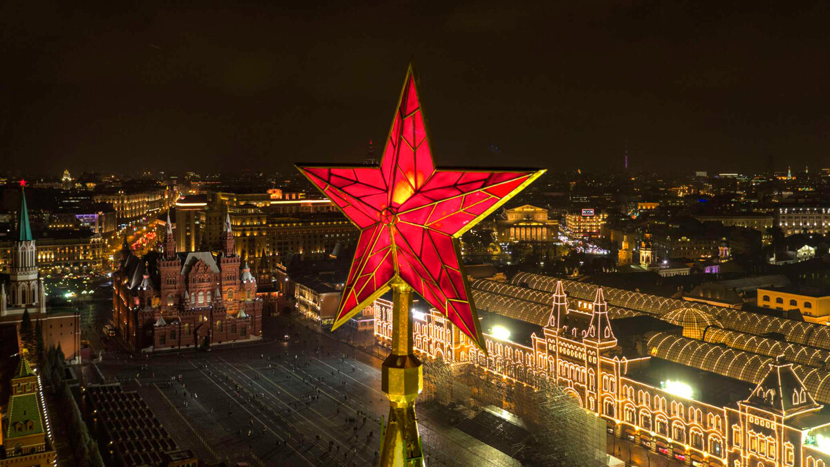 Estrelas vermelhas no topo das árvores soviéticas de Ano Novo; ornamentos eram também colocados em lápides em vez de cruz cristã
