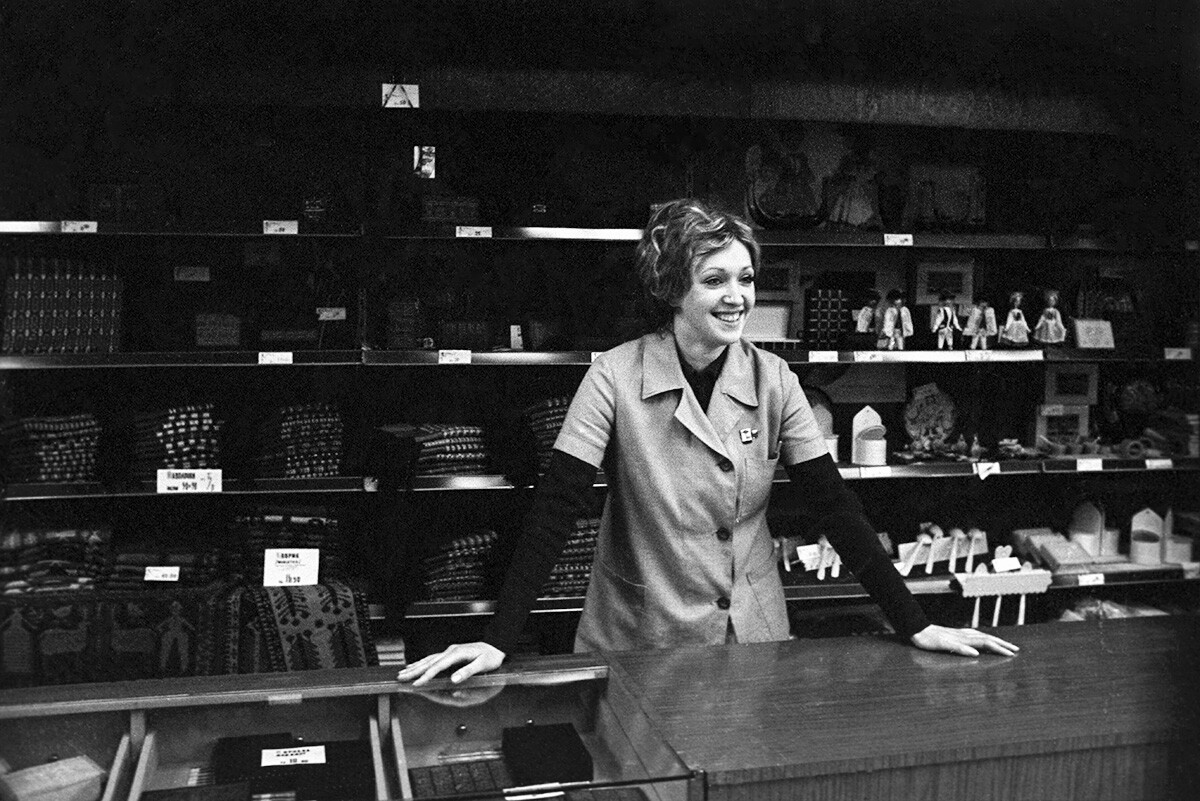 Das moskauer Geschäft „Wanda“. Verkauf von in der Volksrepublik Polen hergestellten Waren. Ein Verkäufer an der Ladentheke. 1974.