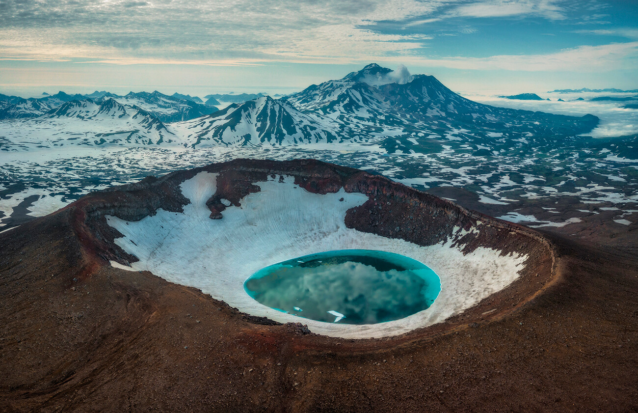 Let nad kraterjem vulkana Gorelij (Kamčatka)