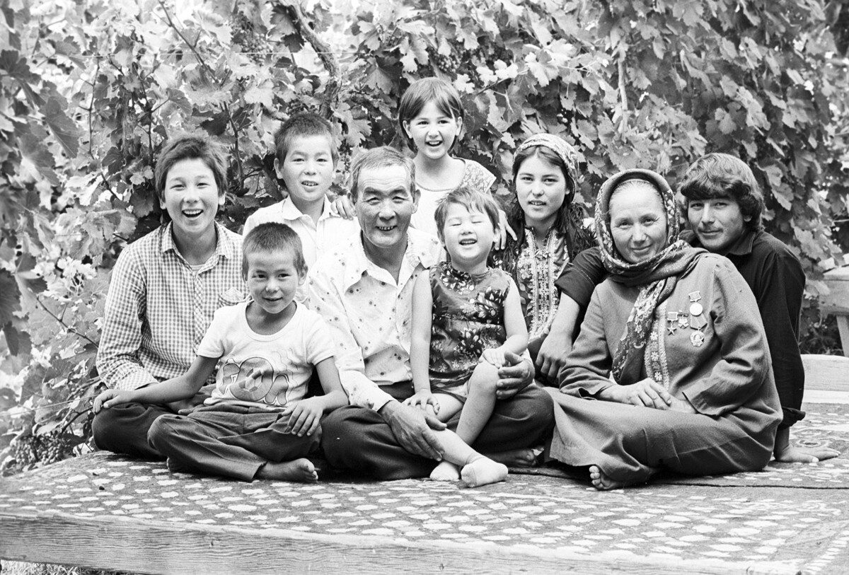 Die Heldenmutter Jasgul Jagmurowa mit ihrer Familie. Turkmenische Sowjetrepublik. 