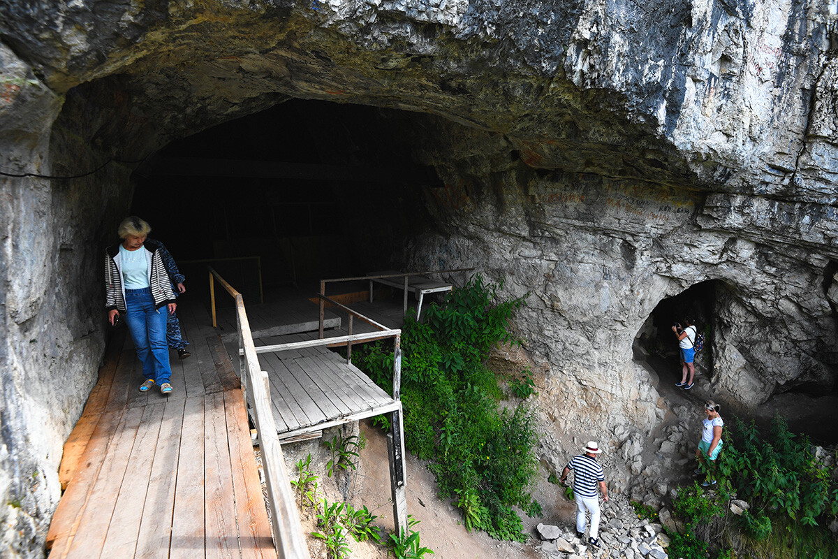 Tourists at the entrance to the Denisova cave.