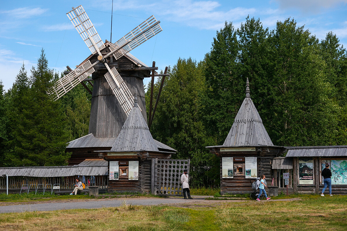 Au musée d'architecture en bois Malyé Korely dans la région d'Arkhangelsk