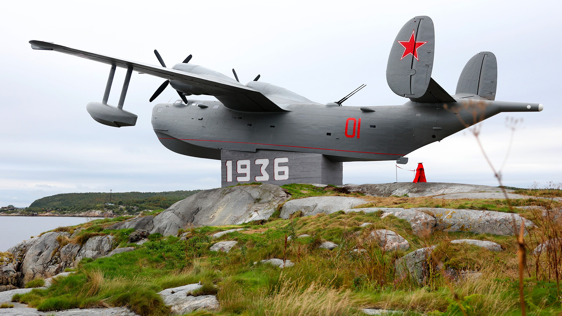 A monument to the Be-6 seaplane in Kola Bay, Murmansk Region. The inscription "1936" on the pedestal indicates the year of establishment of the Northern Fleet Air Force.