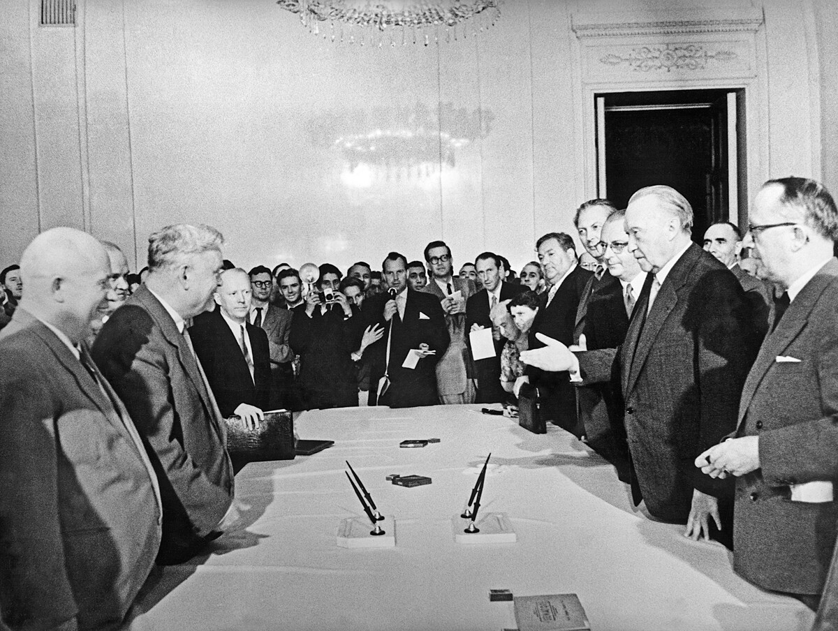 Bundeskanzler Konrad Adenauer unterzeichnet Dokumente zur Aufnahme diplomatischer Beziehungen zwischen der UdSSR und Deutschland, 1955