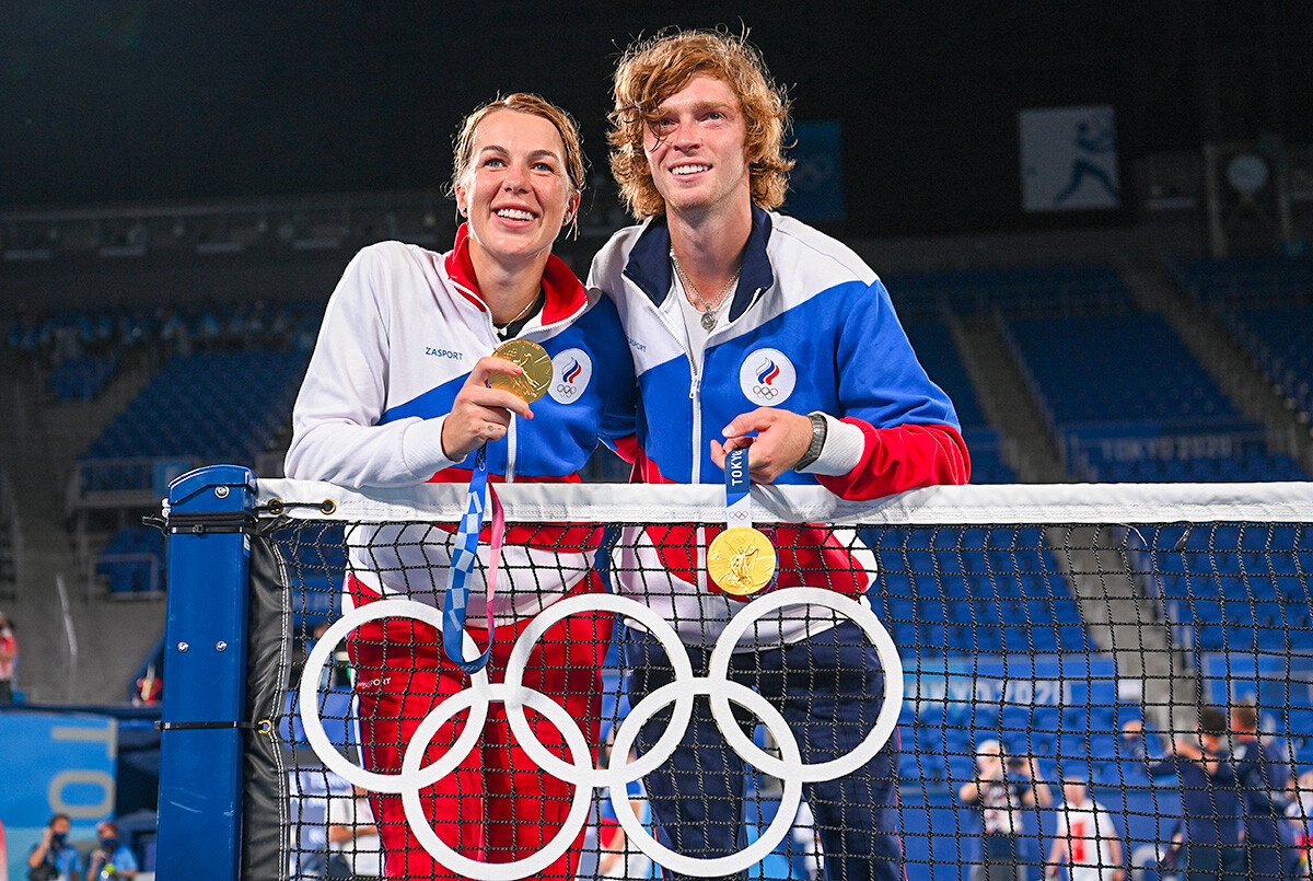Andrej Rublev e Anastasia Pavljuchenkova con l'oro vinto alle Olimpiadi estive di Tokyo 2020 