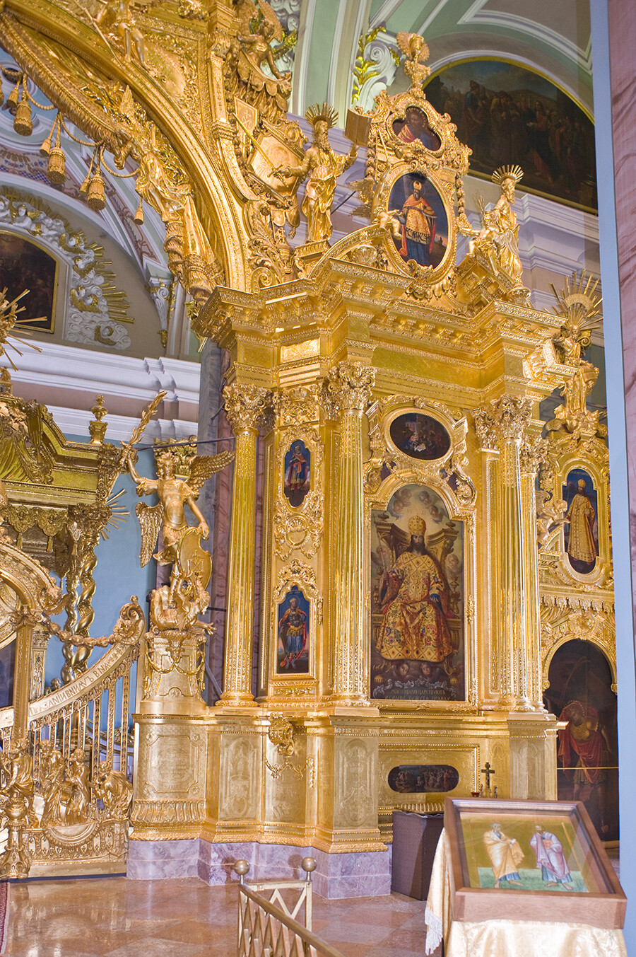Catedral de los Santos Pedro y Pablo. Biombo de iconos dorados, a la derecha con el icono de Cristo entronizado sosteniendo un cetro en forma de cruz. 7 de junio de 2015. 