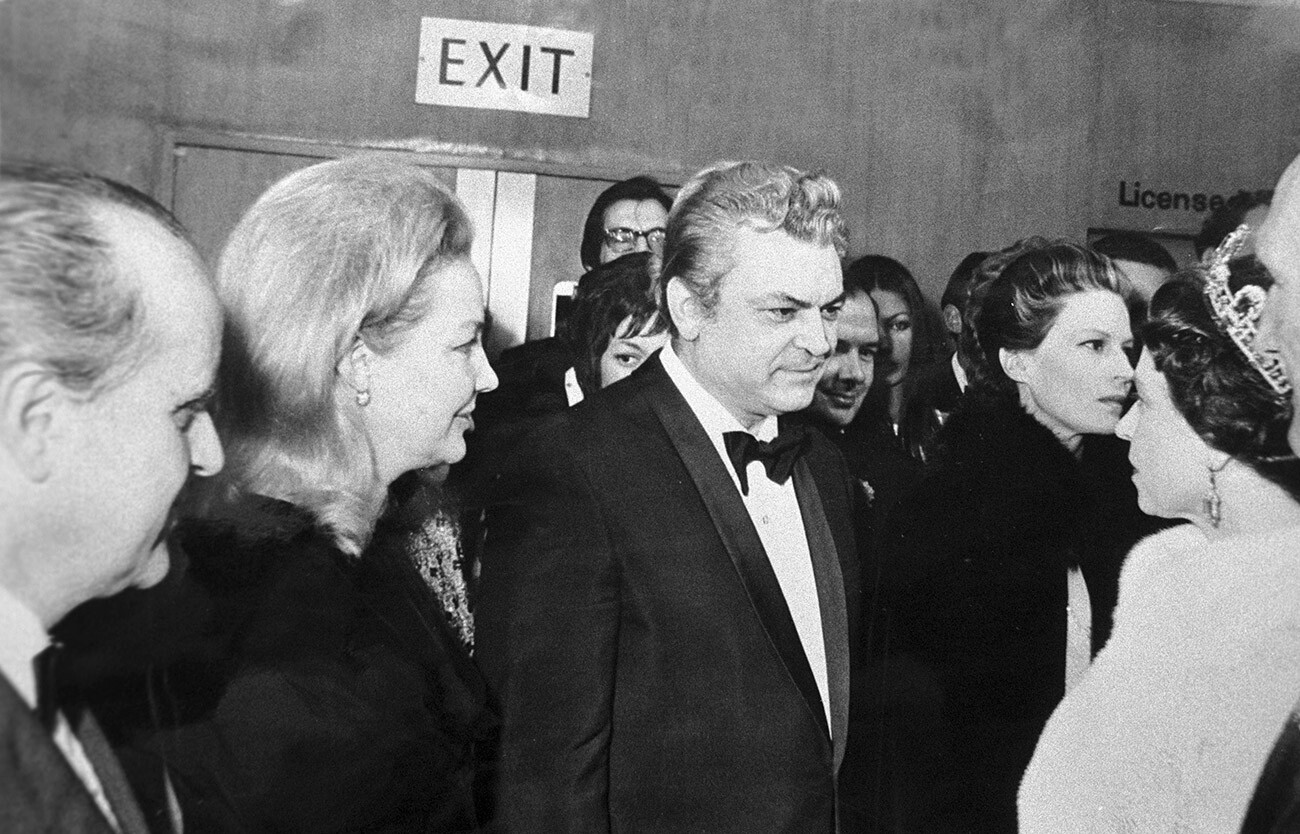 ソ連の映画監督セルゲイ・ボンダルチュークとその妻のイリーナ・スコブツェワ (左) 、エリザベス女王のレセプションにて。