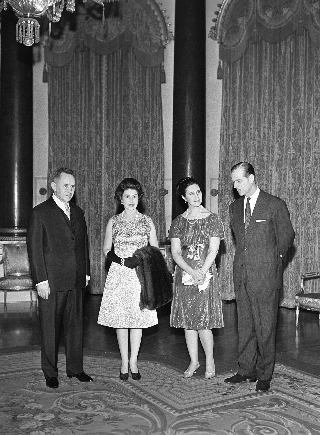 Председателят на Съвета на министрите на СССР Алексей Николаевич Косигин (вляво) със съпругата си (2-ра отдясно) се среща с кралица Елизабет II (2-ра отляво) и принц Филип (вдясно) по време на посещението си в Обединеното кралство.