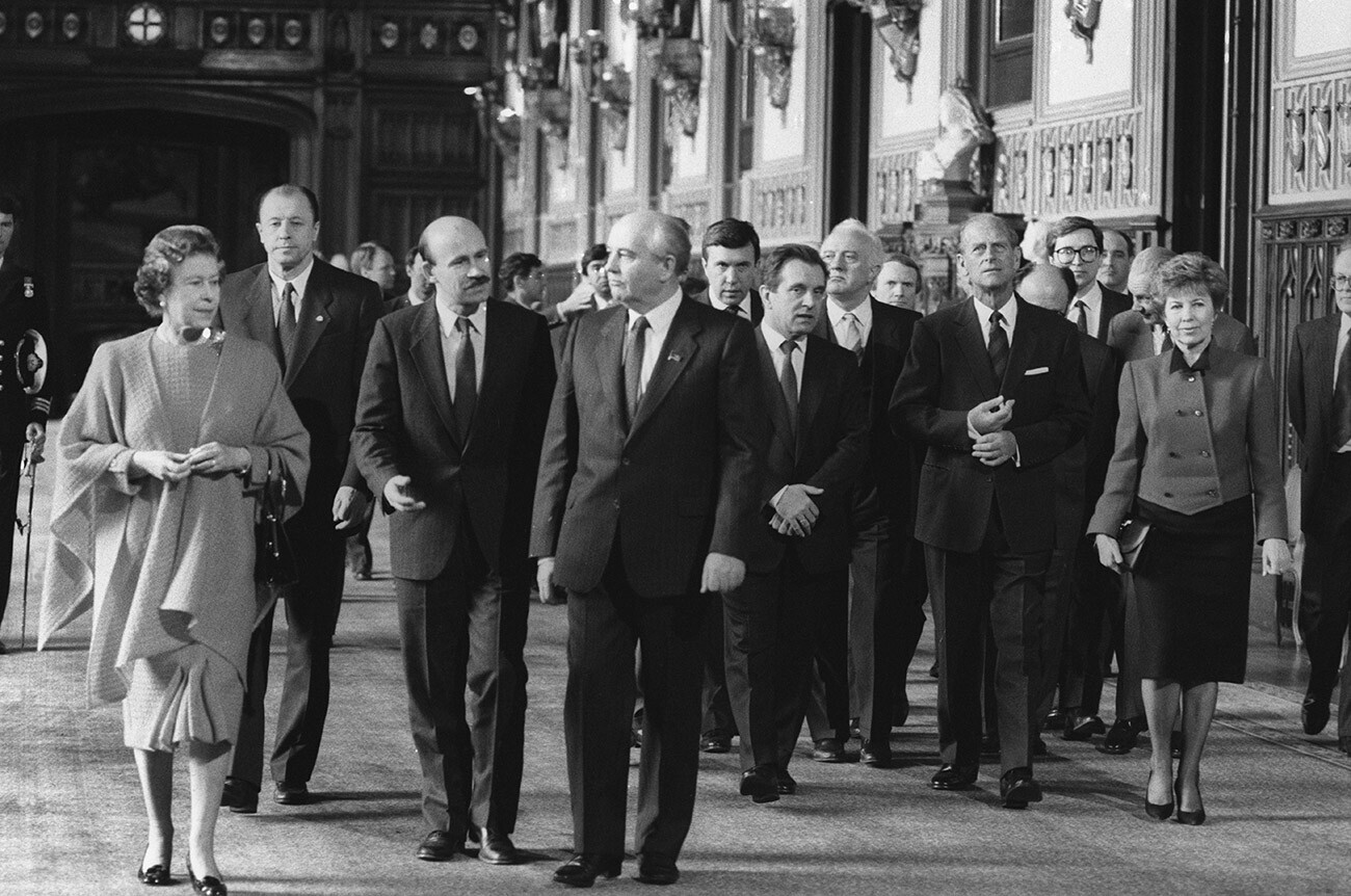 Официално посещение на съветска партийно-правителствена делегация в Обединеното кралство Великобритания и Северна Ирландия. Генералният секретар на Централния комитет на КПСС M. Горбачов (в средата) със съпругата си Раиса Максимовна