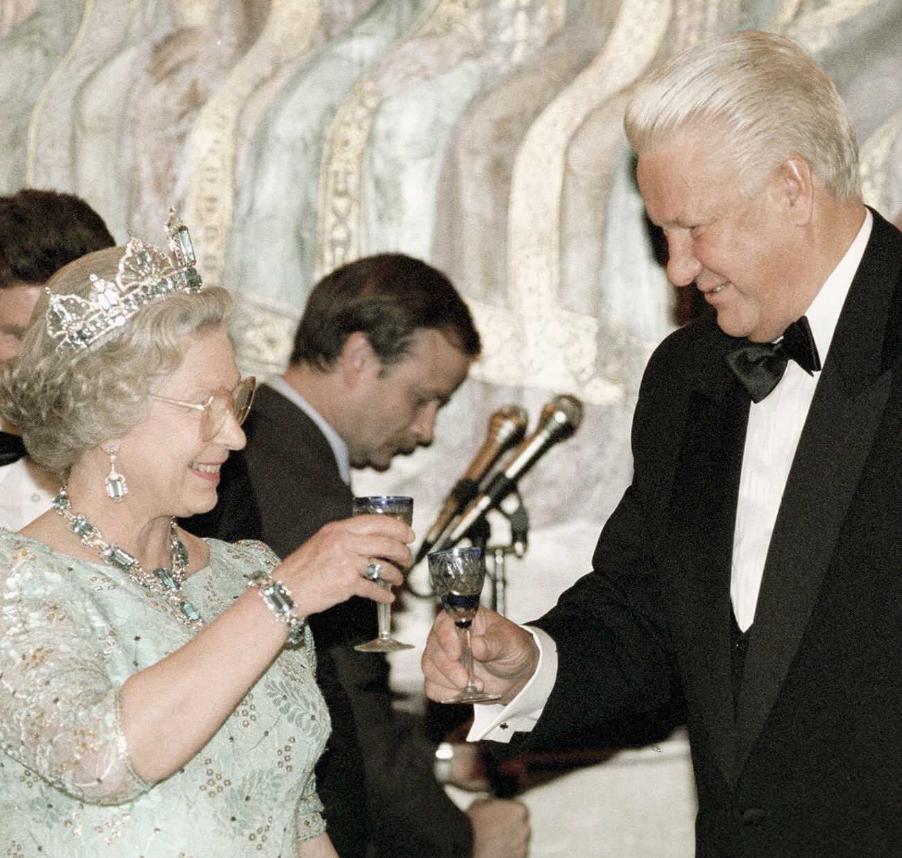 Руският президент Борис Елцин (вдясно) и кралица Елизабет II (вляво) по време на вечеря, дадена в нейна чест.