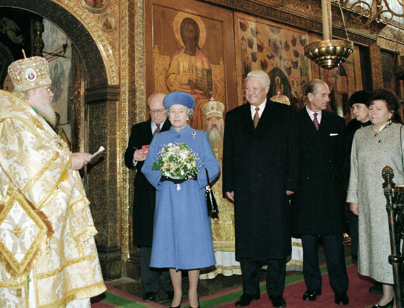 Елизабет II, принц Филип, Борис Елцин и съпругата му Наина Йосифовна по време на екскурзия в един от съборите на Московския Кремъл.