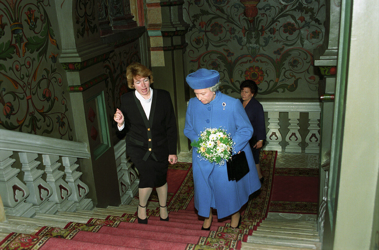 Кралица Елизабет II по време на обиколка на Големия Кремълски дворец