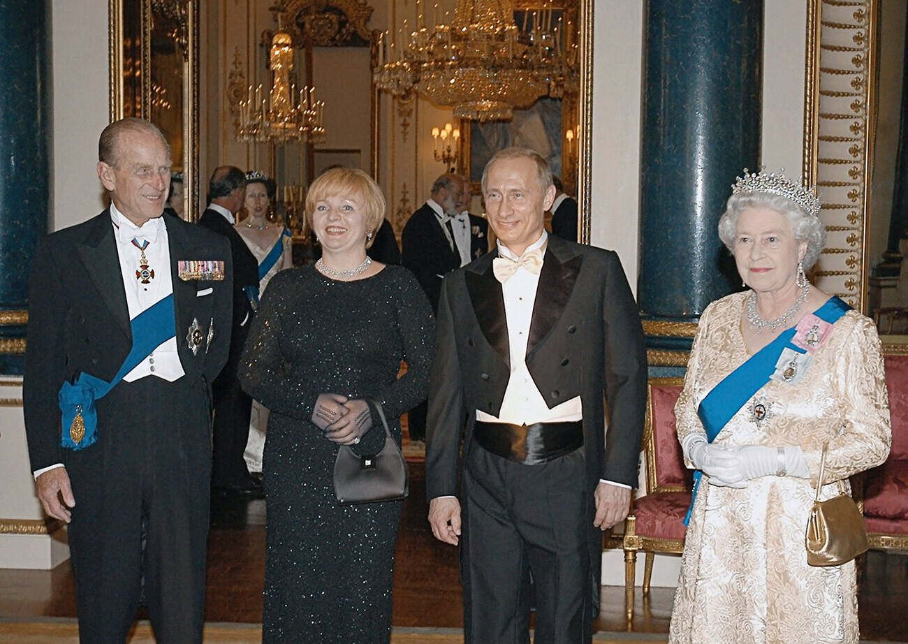 Кралица Елизабет II, Владимир Путин, съпругата на президента Людмила Путина, съпругът на кралицата Филип в Бъкингамския дворец