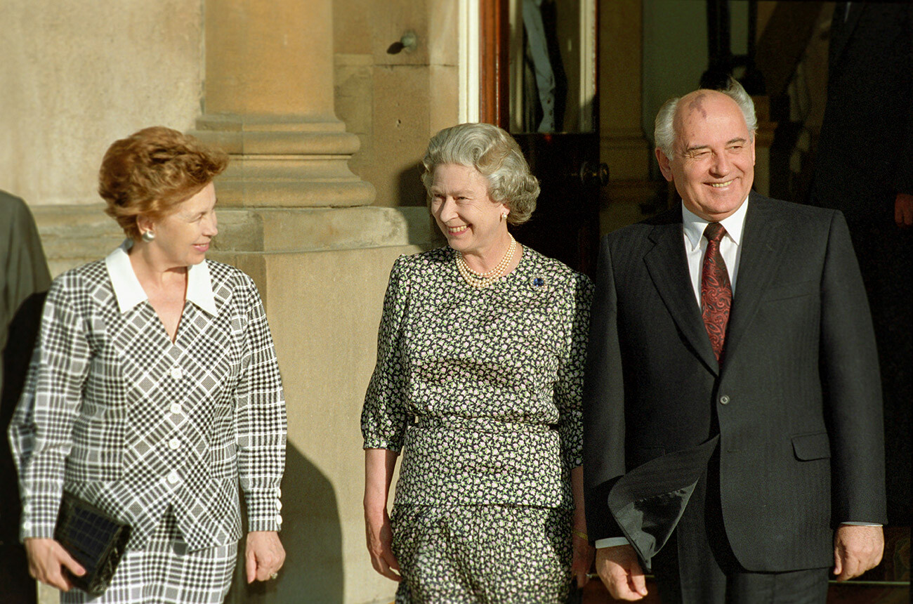 queen of england visits russia