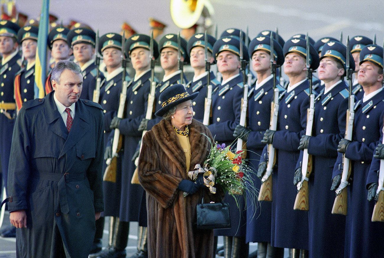 queen of england visits russia