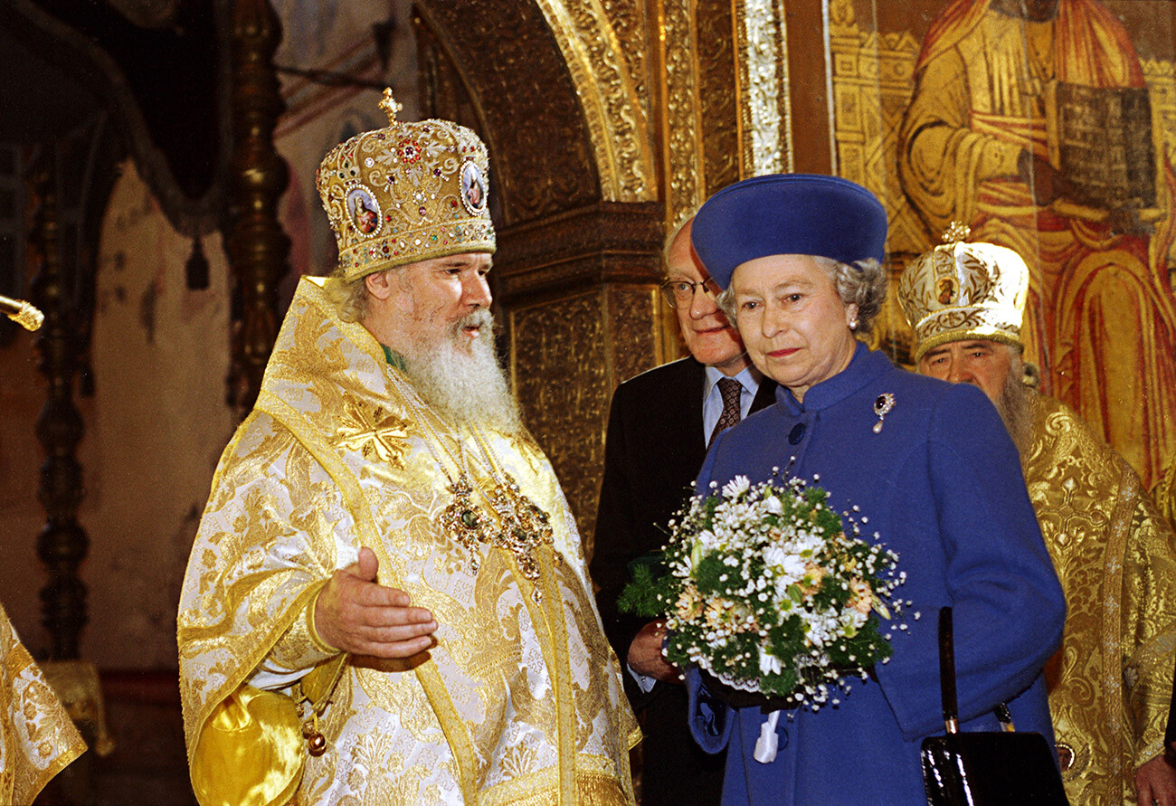 Njeno veličanstvo Elizabeta II., kraljica Velike Britanije in Severne Irske, si je na uradnem obisku v Rusiji ogledala Kremelj in se pogovarjala s patriarhom Moskve in vse Rusije Aleksijem II. (levo). V ozadju je njegova kraljeva visokost princ Filip, vojvoda Edinburški