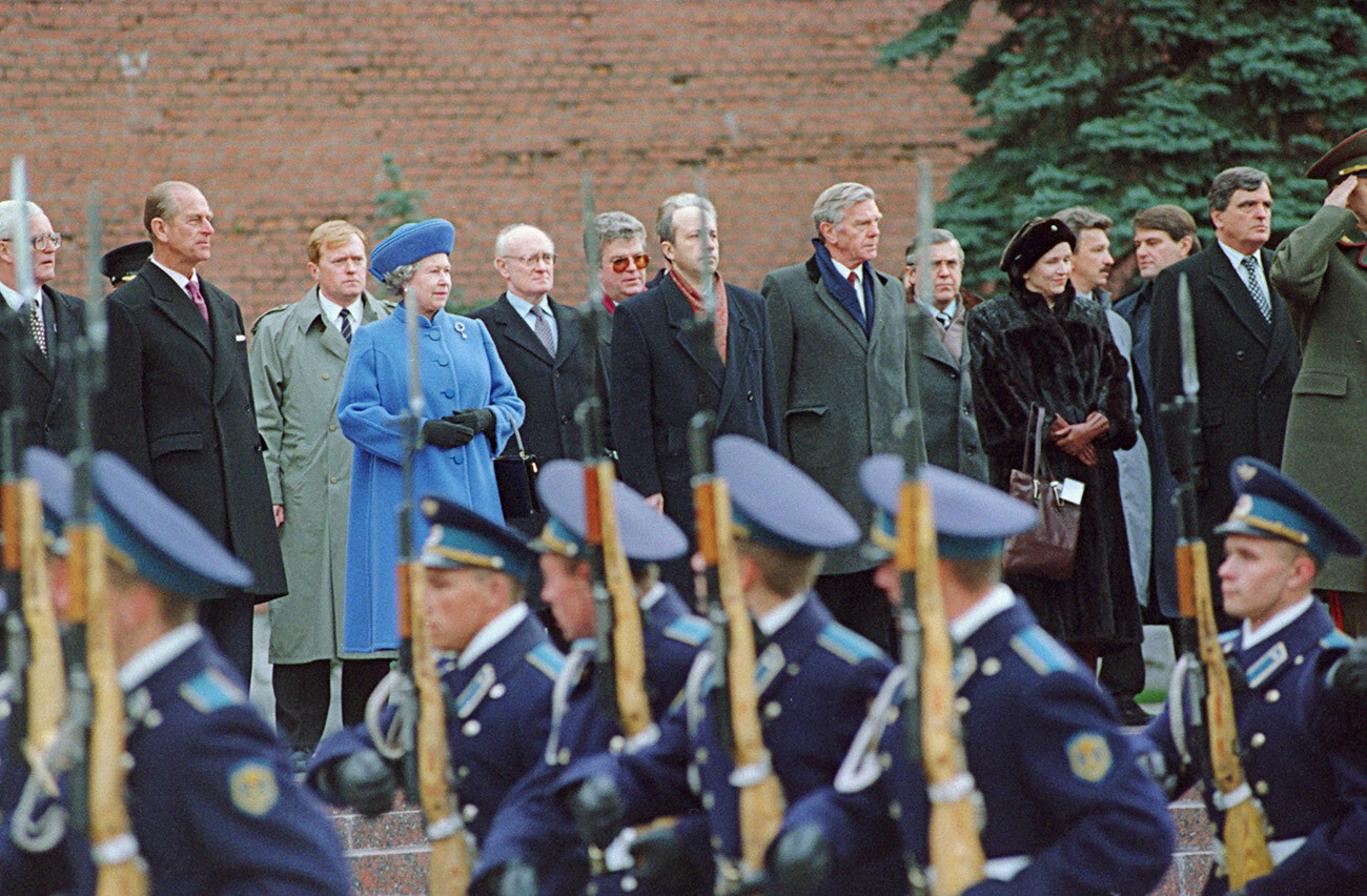 Kraljica Združenega kraljestva in Severne Irske Elizabeta II. in princ Filip, vojvoda Edinburški, na uradnem obisku v Rusiji med polaganjem venca na grob neznanega vojaka ob Kremeljskem zidu v Moskvi