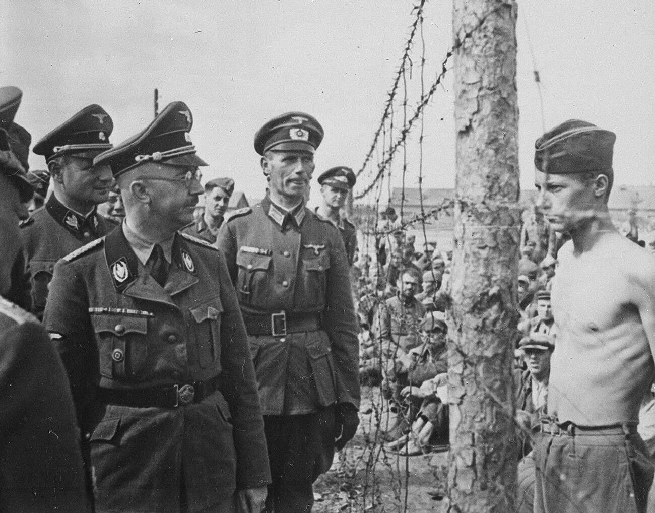 Heinrich Himmler med pregledom taborišča za vojne ujetnike v Rusiji. 