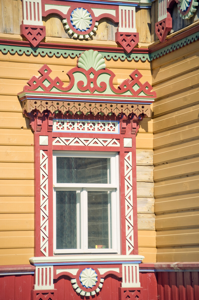 Astashovo. Terem. South facade, window with decorative surround. May 29, 2016