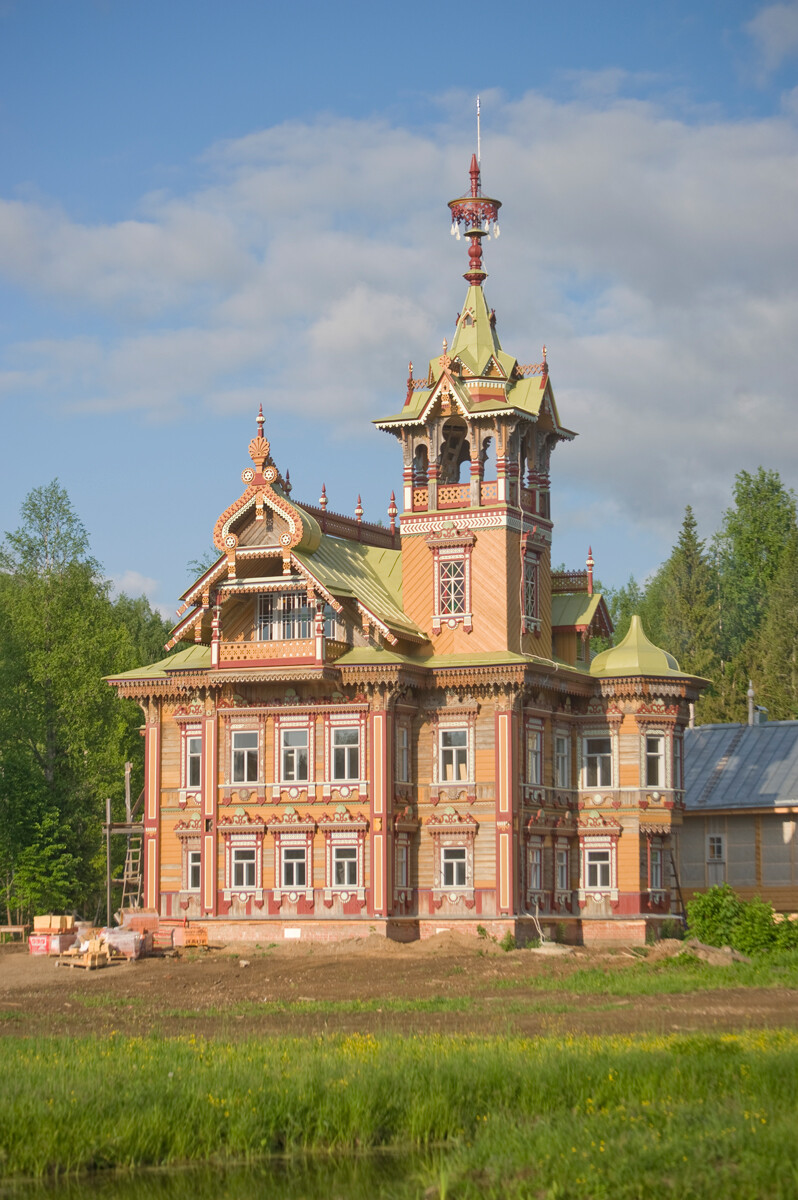 Astashovo. Terem (Sazonov mansion), west view. May 28, 2016