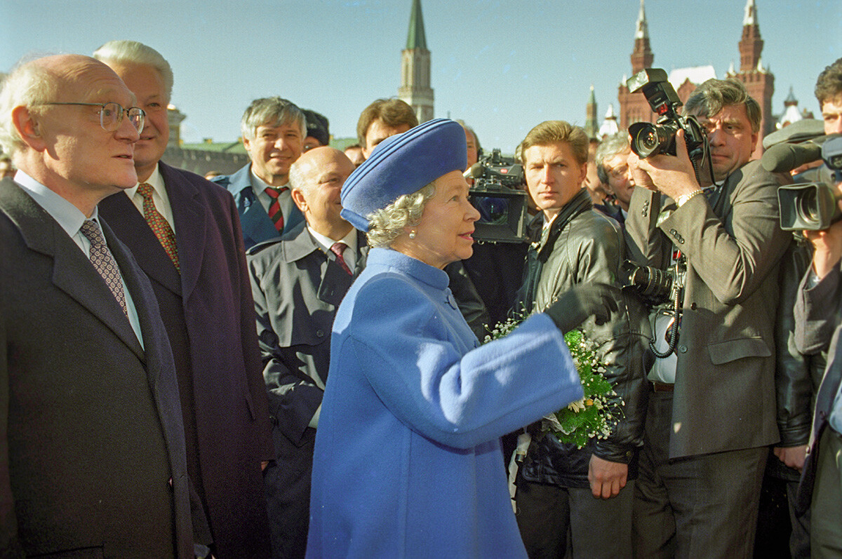 Državni obisk kraljice Velike Britanije in Severne Irske Elizabete II. in princa Filipa, vojvode Edinburškega, v Ruski federaciji (17.-20. oktober 1994). Princ Philip in kraljica Elizabeta II, ruski predsedniki Boris Jelcin in moskovski župan Jurij Lužkov (v ozadju) na Rdečem trgu, 18.10.1994