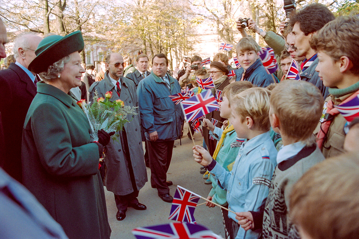 Britanska kraljica Elizabeta II. se 20. oktobra 1994 med obiskom Sankt Peterburga sreča z ruskimi šolarji. Kraljica je na štiridnevnem zgodovinskem obisku v Rusiji