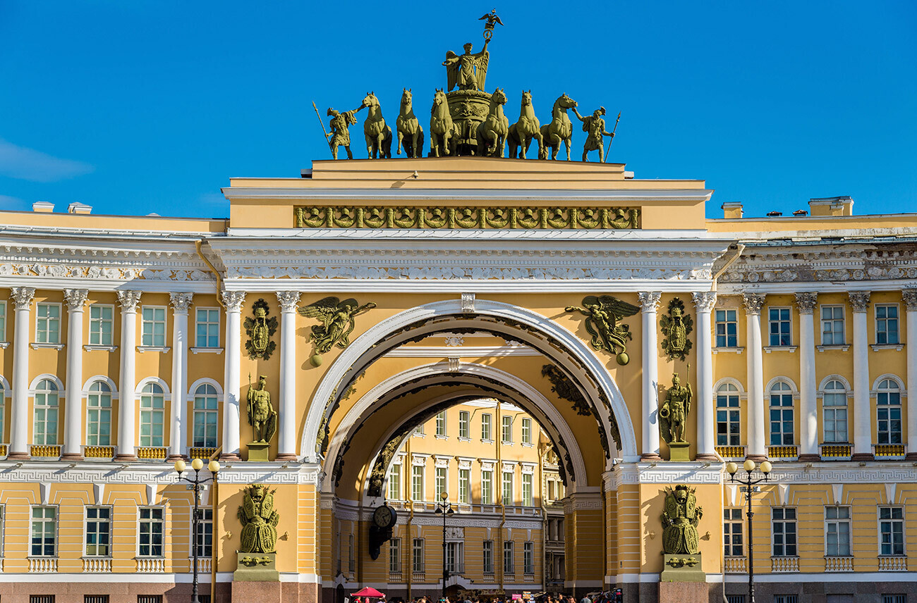 O arco triunfal da Praça do Palácio.
