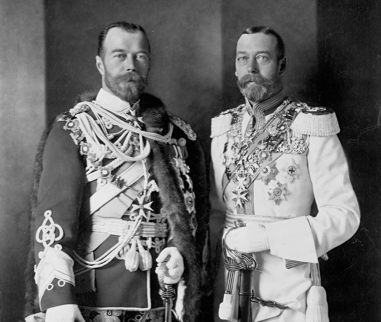 ロシア皇帝のニコライ2世（左）と英国国王のジョージ5世（右）