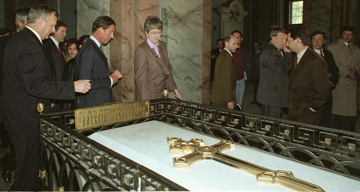 Il principe Carlo (quarto da sinistra) accanto alla tomba della dinastia Romanov nella Cattedrale di San Pietro e Paolo, 1994
