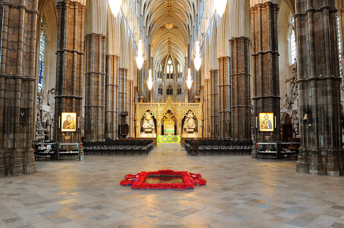 Vista dell’interno dell’Abbazia di Westminster (a Londra) dal portale occidentale. A sinistra e a destra si notano delle icone ortodosse

