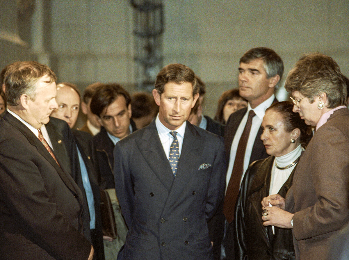 Pangeran Charles (tengah) mengunjungi Katedral Petropavlovsky di Sankt Peterburg, 1994