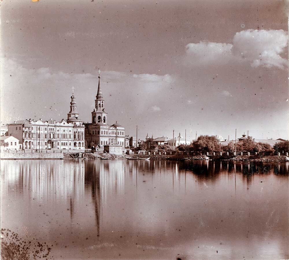 Ekaterinbourg. Étang de la ville avec maison Sevastianov (à gauche) et cathédrale Sainte-Catherine