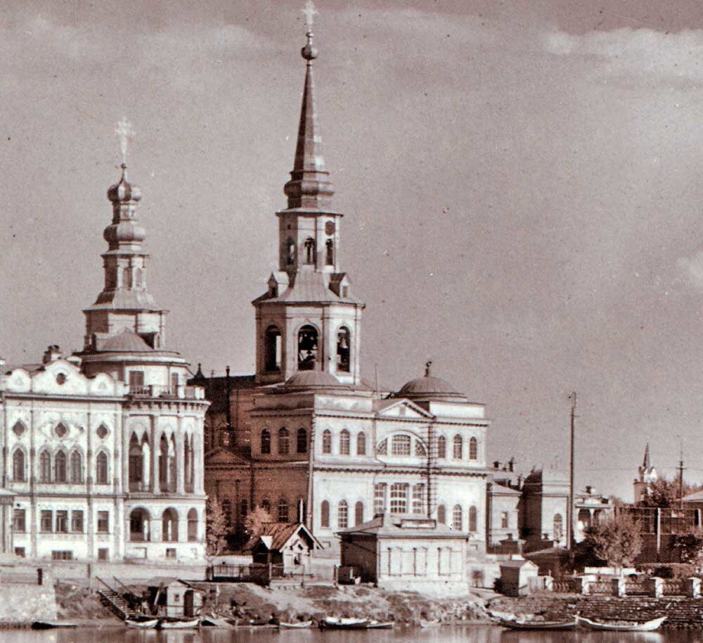 Cathédrale Sainte-Catherine, vue de la maison Sevastianov (à gauche). Au bout à droite : clocher de l’église catholique de Sainte-Anne
