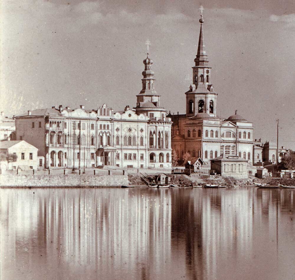 Maison Sevastianov. Vue sur l’étang de la ville avec quai et cathédrale Sainte-Catherine