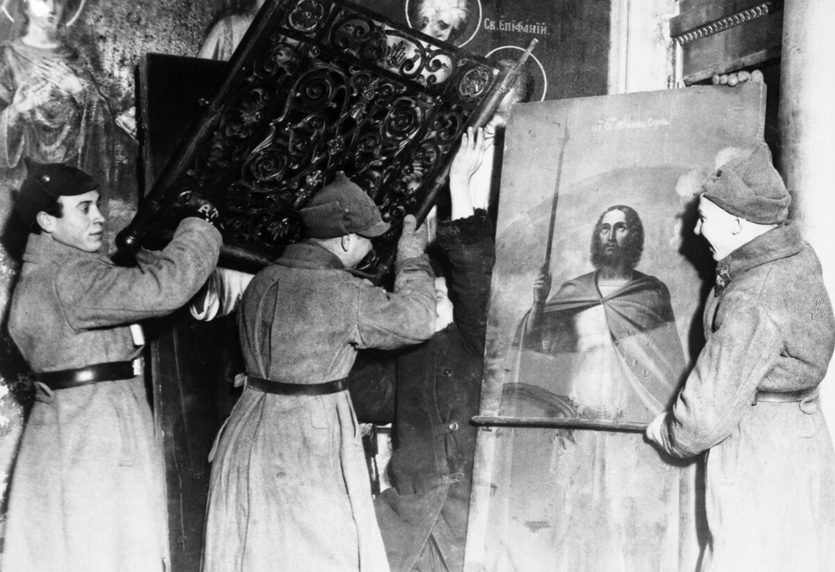 Soldati dell'Armata Rossa trasportano oggetti di chiesa fuori dal monastero di Simonov a Mosca, 1923
