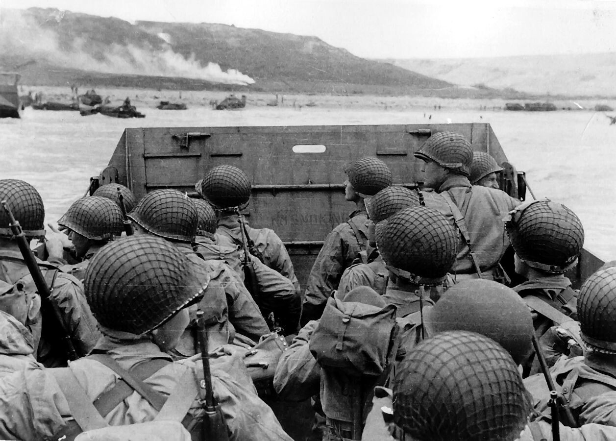 El 6 de julio de 1944, la coalición estadounidense-británica desembarca en Normandía, Francia.