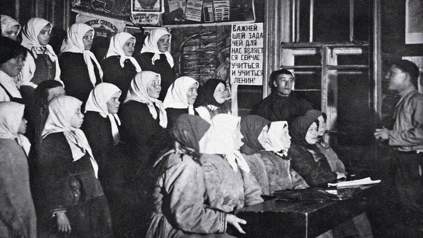Kelas literasi di sebuah desa, tahun 1930-an.
