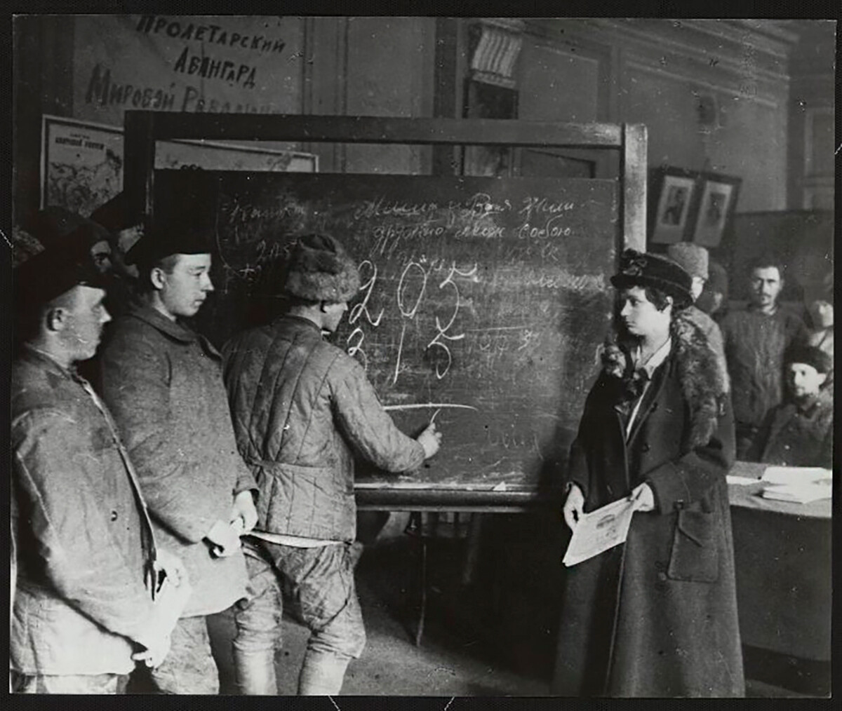 Tečaji za odpravo nepismenosti, organizirani v Rdečem kotičku, okrožje Petrograd, 1920