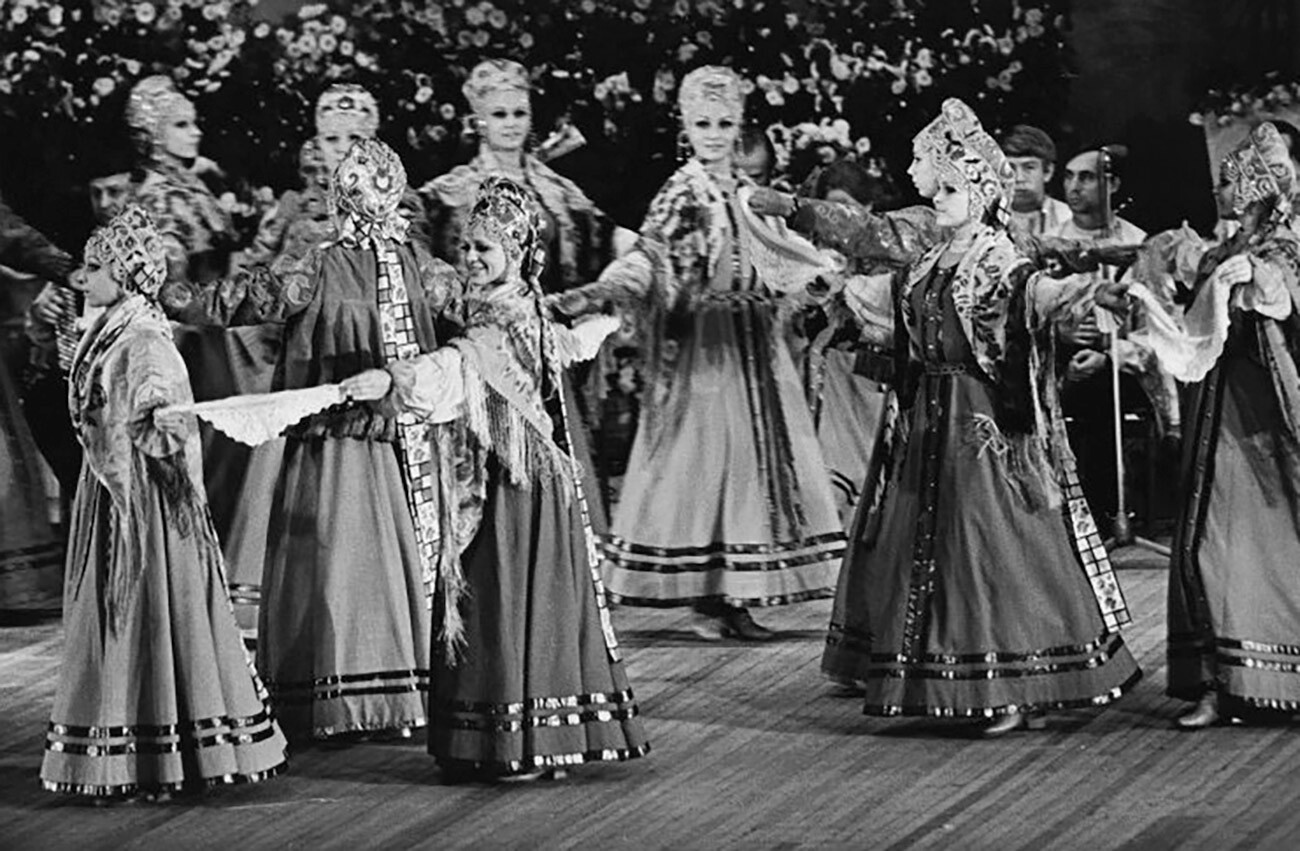 Berjoska-Ensemble auf der Bühne, 1970er Jahre.