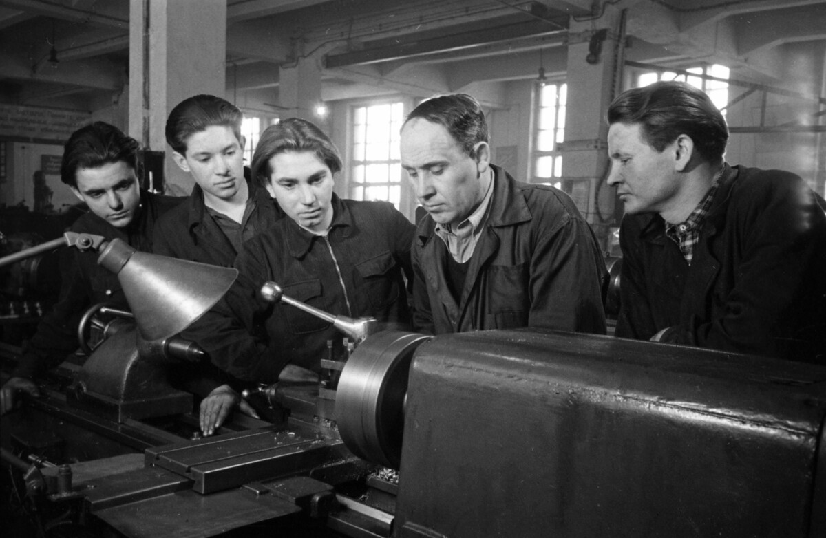 Nikolái Petrov, trabajador de la fábrica de maquinaria de impresión de Leningrado (ahora Lenpoligrafmash) familiariza a los empleados con el funcionamiento de un torno, 1952 