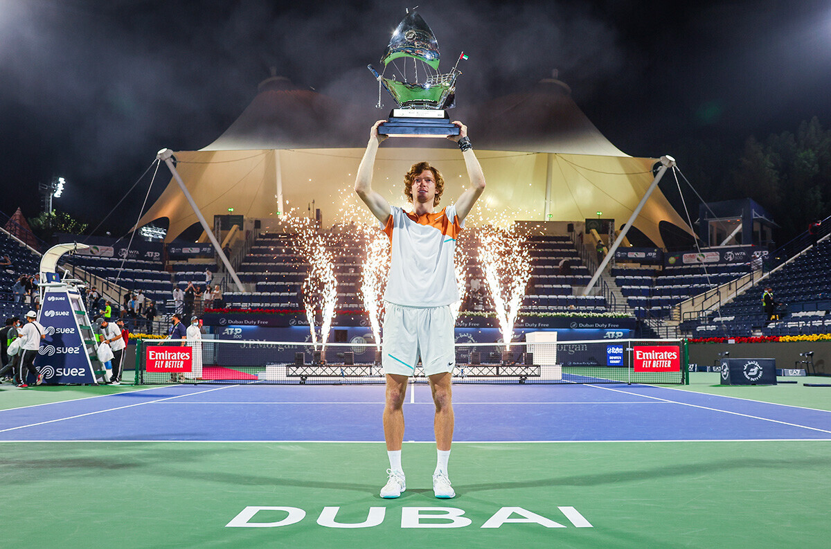 Andrey Rublev memegang trofi Dubai Duty Free Tennis pada 26 Februari 2022 di Dubai, Uni Emirat Arab
