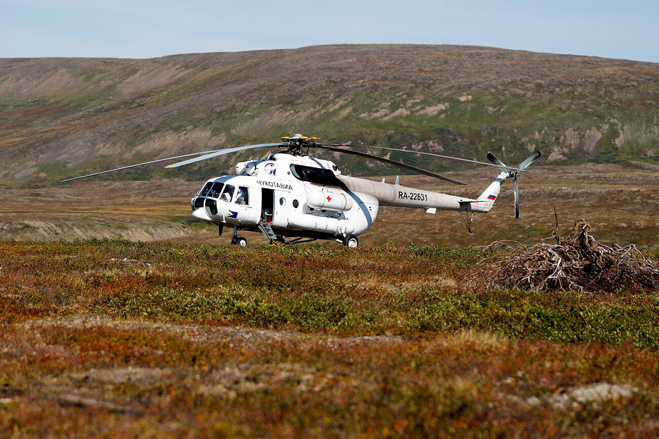 Helikopter Chukotavia di padang tundra.