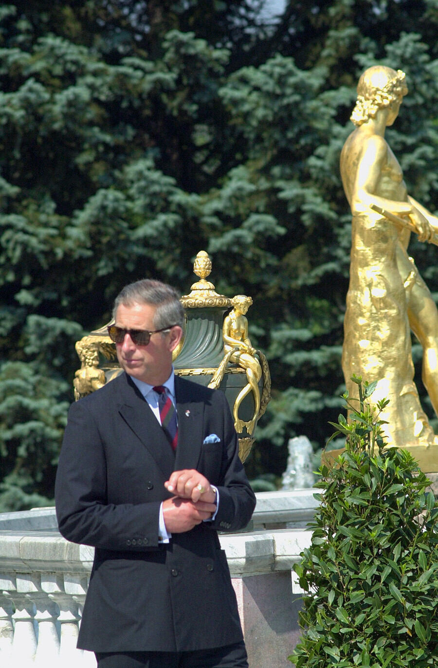 Принцот Чарлс од Велс во посета на летната кралска резиденција во Петергоф.
