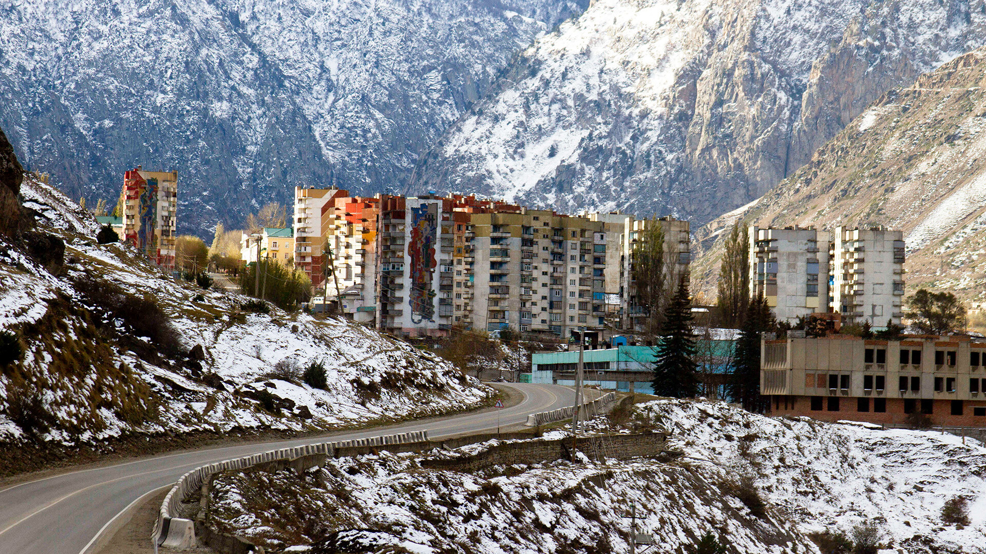 Danas Tirnijauz ima malo stanovnika i podsjeća na napušteni grad duhova.

