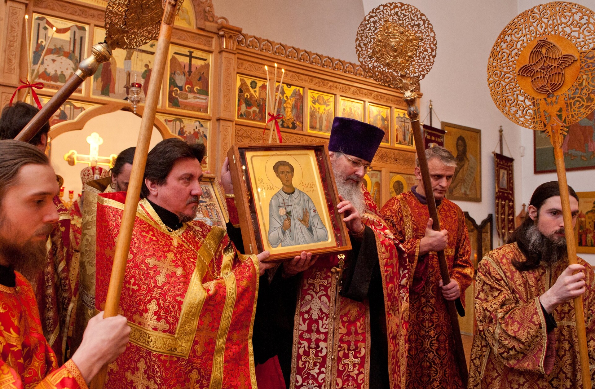 Un sacerdote ortodosso russo porta un’icona del combattente della resistenza Alexander Schmorell nella Cattedrale dei Santi Nuovi Martiri e Confessori della Russia a Monaco di Baviera, Germania, il 4 febbraio 2012
